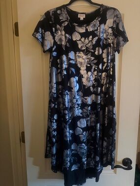 Lularoe floral Metallic Black & Silver Short-Sleeve Dress Carly swing dress